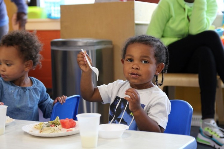 Michigan children eat meals with local produce