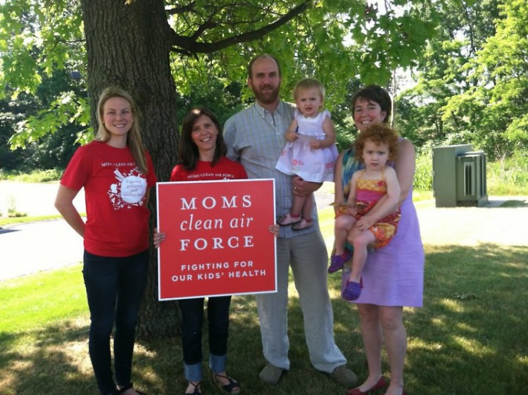 West Michigan parents delivered thank-you notes to Senator Stabenow's Grand Rapids office