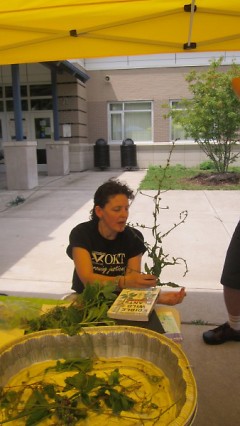 Laura Casaletto teaching the Urban Foraging class at the Southeast Farmers' Market