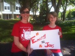 Starla McDermott, Moms Clean Air Force Field Organizer with her son, Sam